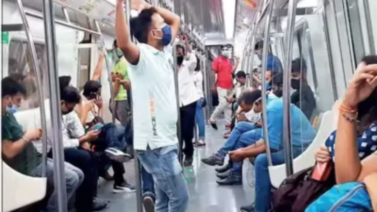 Delhi Metro Viral Video:  हाई वोल्टेड ड्रामा! दिल्ली मेट्रो में  अंकल की लड़कों ने निकाली गर्मी, वीडियो वायरल