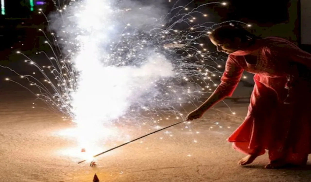 fireworks ban in Bihar: दिवाली में बिहार के इन जिलों के लोग नहीं फोड़ पाएंगे पटाखे, सरकार ने लगाई रोक