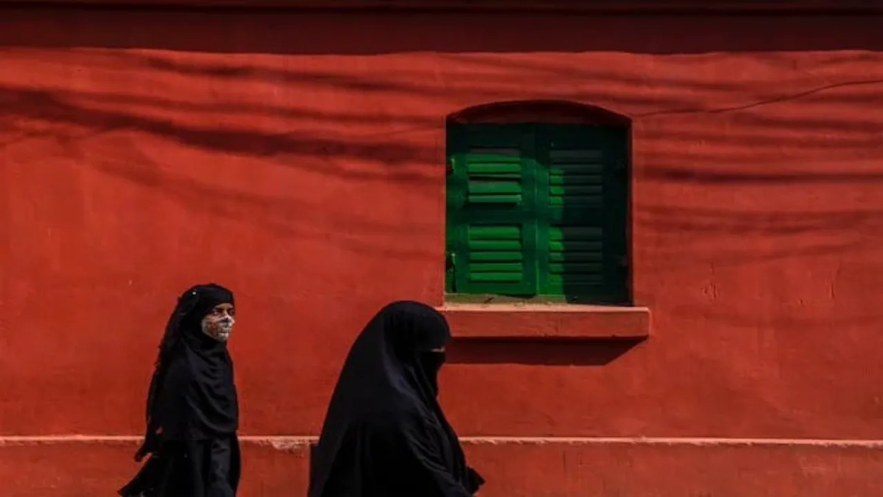 भारत के पड़ोस में मौजुद  इस मुस्लिम देश ने महिलाओं को लेकर सुनाया तुगलकी फरमान, कुरान पढ़ते वक्त रखना होगा इस बात का ध्यान, नहीं तो…