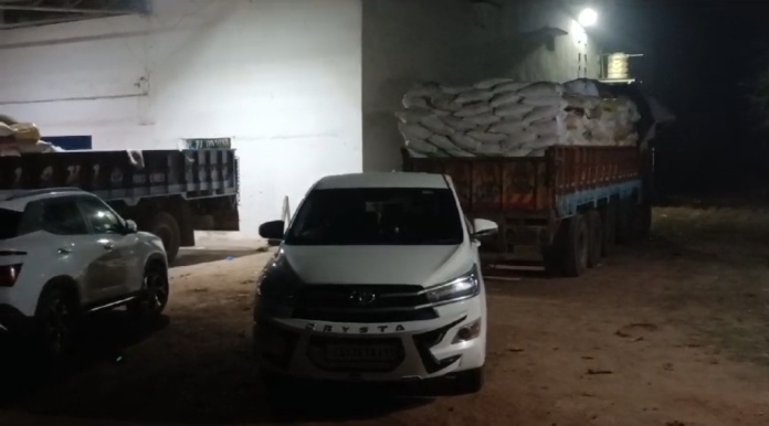 Rice Scam: आधी रात को राइस मिल में छापा, 1650 खाली बोरियां बरामद, 6 विभाग के अधिकारियों ने 3 ट्रक किए जब्त