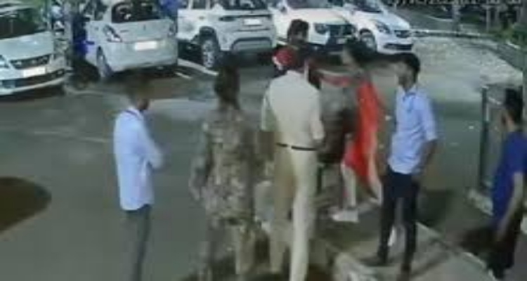 वर्दी का रौब ! पार्किंग का पैसा मांगने पर स्टैंड संचालक को महिला पुलिसकर्मियों ने पीटा, फिर ले गई थाने