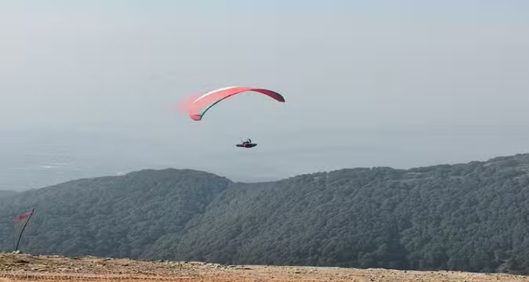 ECO Tourism: एडवेंचर के शौकीनों के लिए खुशखबरी,बीड़ बिलिंग घाटी में पैराग्लाइडिंग, ट्रेन की भी सुविधा