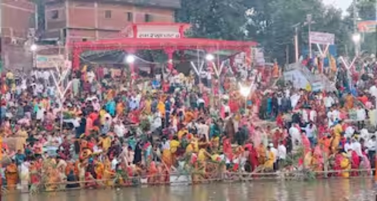 Chhath Mahaparv: बक्सर में गंगा छठ घाट पर उमड़ी भीड़,  देखिए पूरे बिहार की खूबसूरत तस्वीरें