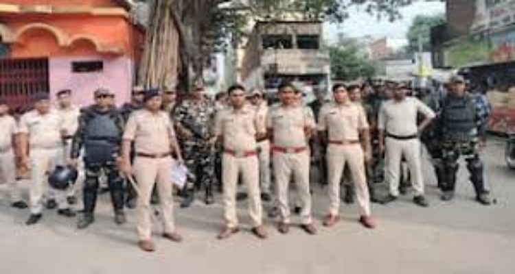 धार्मिक स्थल पर उपद्रवियों ने दूसरे समुदाय का लहराया झंडा, पुलिस ने उपद्रवी को किया गिरफ्तार