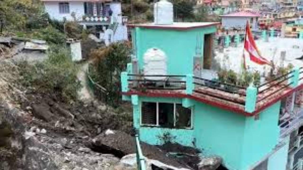 Badrinath Highway: हिल कटिंग के दौरान हादसा, पांडुकेश्वर गांव में घुसा बोल्डर, मची अफरातफरी