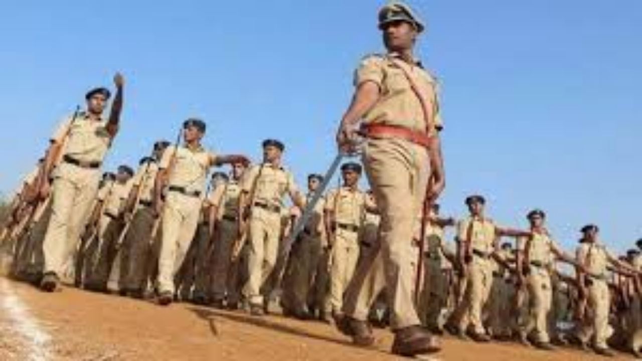 UP News: गांव के 30 अभ्यर्थियों ने पास की पुलिस भर्ती परीक्षा, भाई-बहन के हिस्से में आई कामयाबी