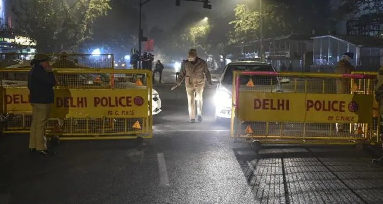 Delhi News: ट्रैफिक पुलिसकर्मियों पर जानलेवा हमला, जांच पड़ताल जारी