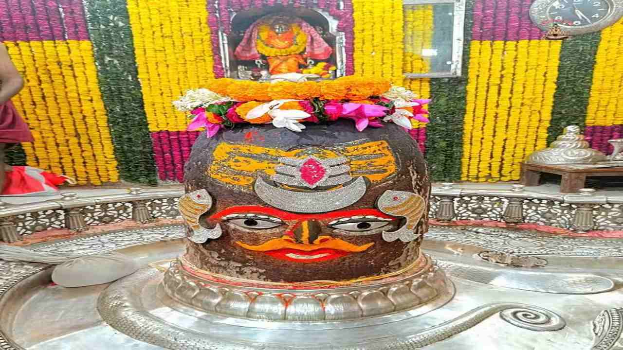 Baba Mahakal: महाकालेश्वर मंदिर में बाबा महाकाल का अद्भुत श्रृंगार, त्रिपुंड, चंद्रमा और रुद्राक्ष की माला से सजाया गया रूप