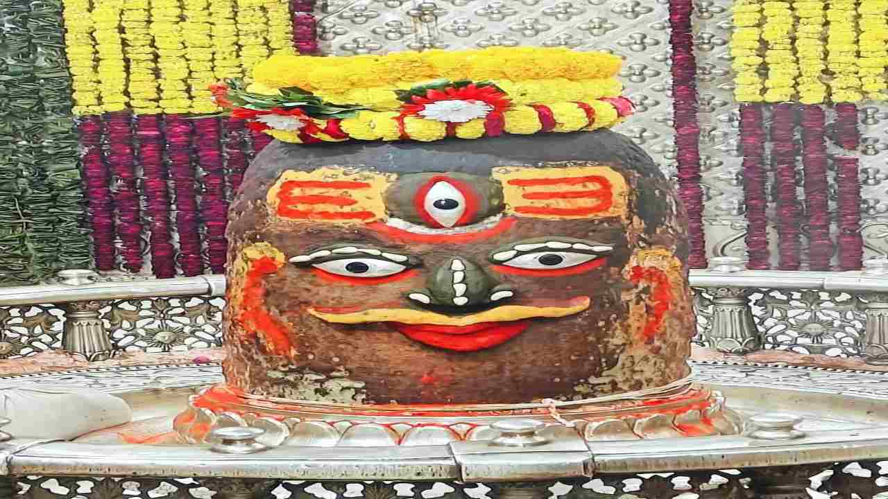 Baba Mahakal: बाबा महाकाल के भस्मारती में हुआ खास श्रृंगार, नोटो की माला और त्रिपुंड से सजाया