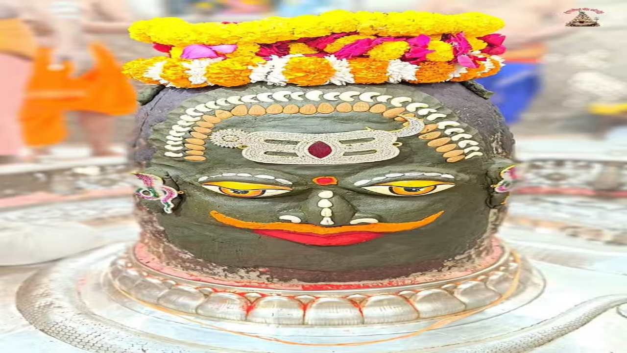 Baba Mahakal: महाकालेश्वर मंदिर में बाबा महाकाल का त्रिपुंड, सूर्य, चंद्रमा और रुद्राक्ष की माला से हुआ अद्भुत श्रृंगार