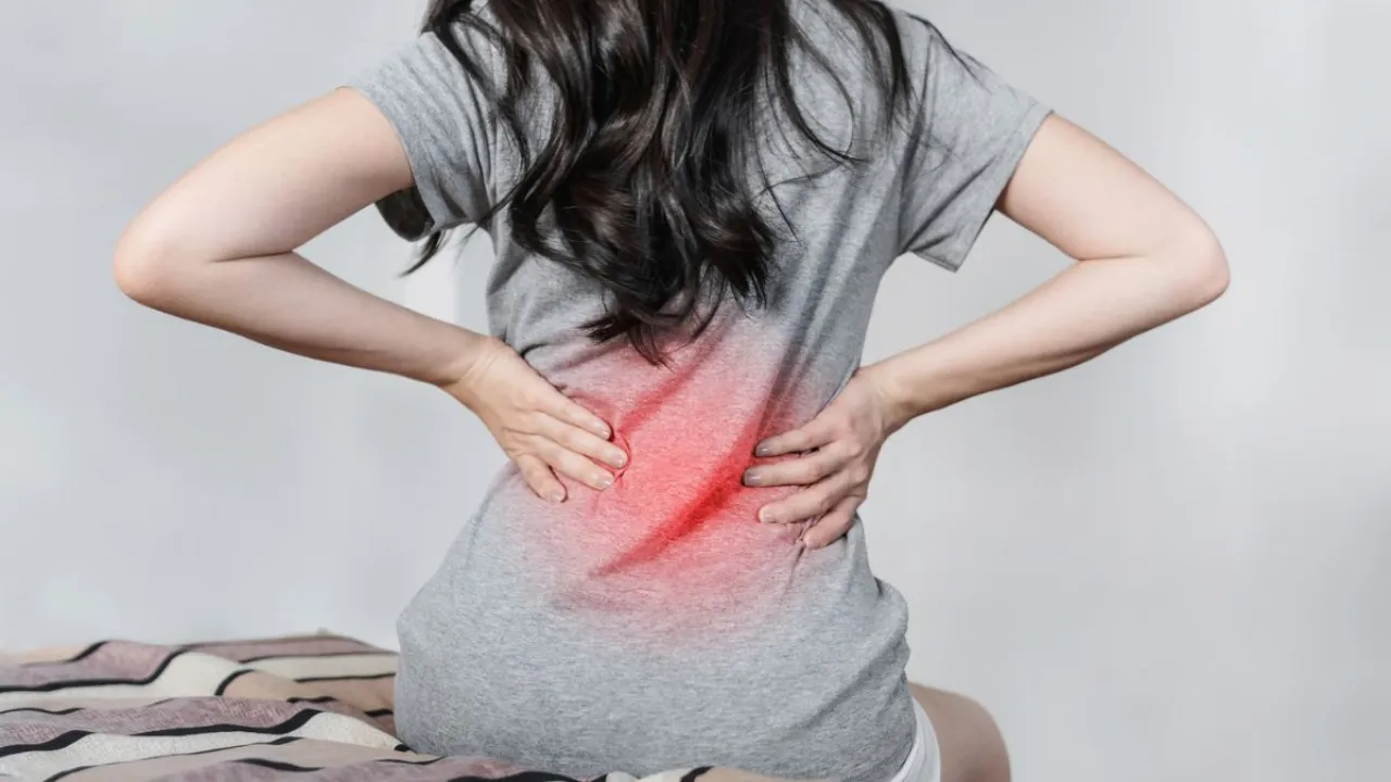 Back Pain: कमर दर्द को न करें नजरअंदाज, हो सकता है खतरनाक