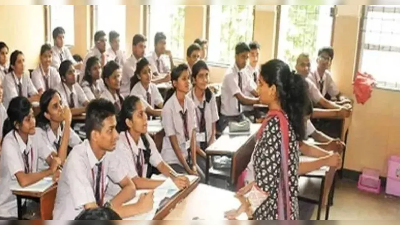 Bihar Teacher News: छठ के पहले दिन स्कूल खुलने पर टीचरों ने दिया छुट्टी पर जोर