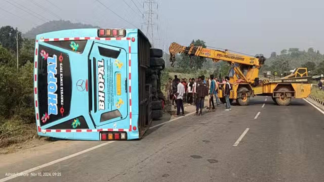 Bus Accident: यात्री से भरी बस अनियंत्रित होकर पलटी, 24 घायल 7 की हालत गंभीर