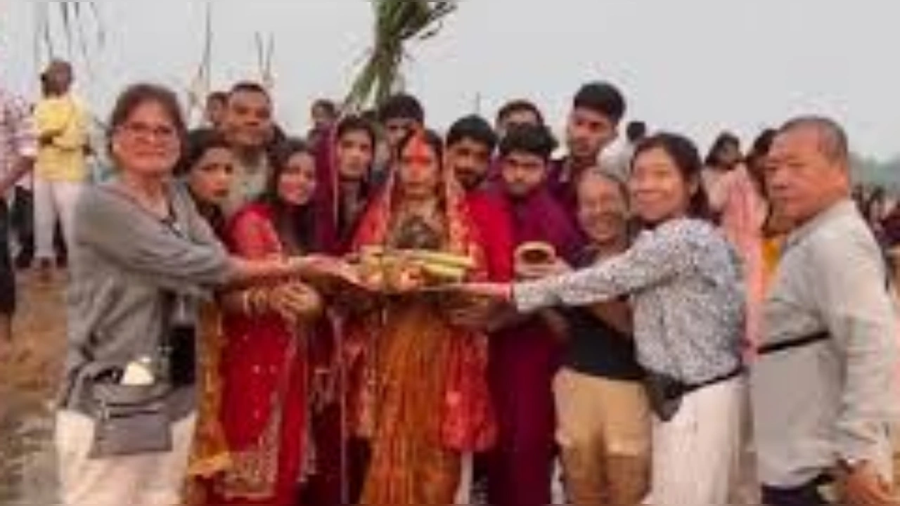 Chhath 2024: छठी मैया की पूजा में बोधगया पहुंचे विदेशी पर्यटक, चढ़ाया जल