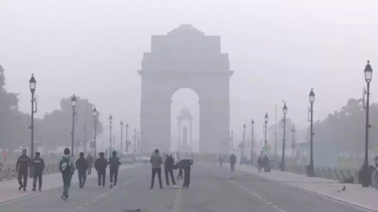 Delhi Weather News: दिल्ली में घने कोहरे से जनजीवन प्रभावित, ऑरेंज अलर्ट जारी