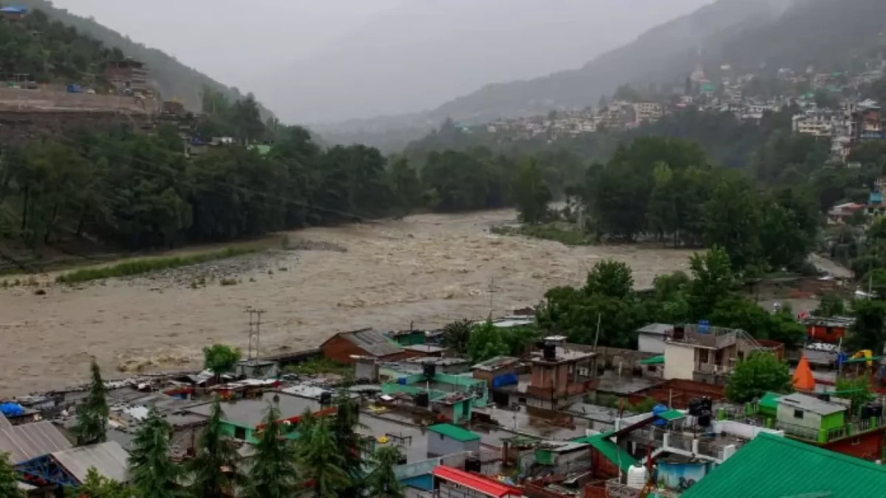 UK Weather News: उत्तराखंड में इस दिन बारिश-बर्फबारी की संभावना, तापमान में गिरावट के आसार