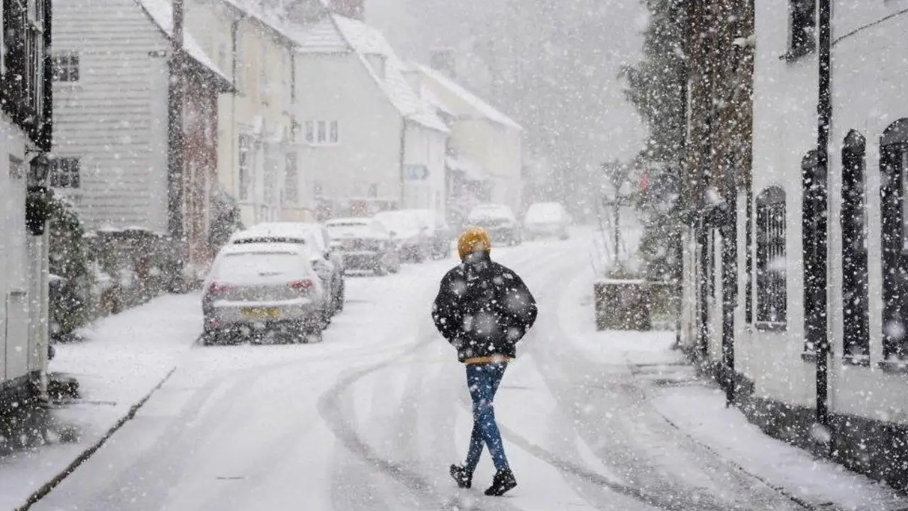 UK Weather Update: पहाड़ों में बढ़ी ठंड, देहरादून में गर्मी का असर जारी, रबी की फसलों पर पड़ रहा असर