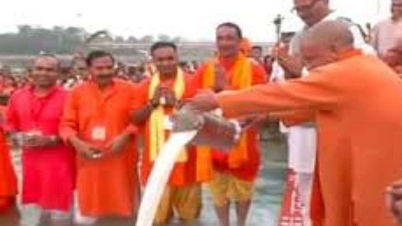 UP News: CM योगी छठ पूजा में हुए शामिल…निभाई पूरी रस्में, घाटों पर उमड़ी श्रद्धालुओं  की भीड़