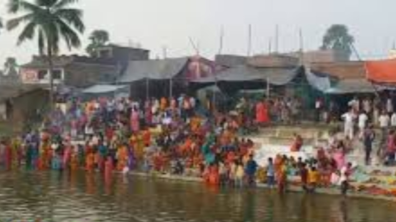 Chhath Puja 2024: छठ परके पर्व पर हाजरों की संख्या में घाटों पर पहुंचे लोग, डूबते सूर्य …