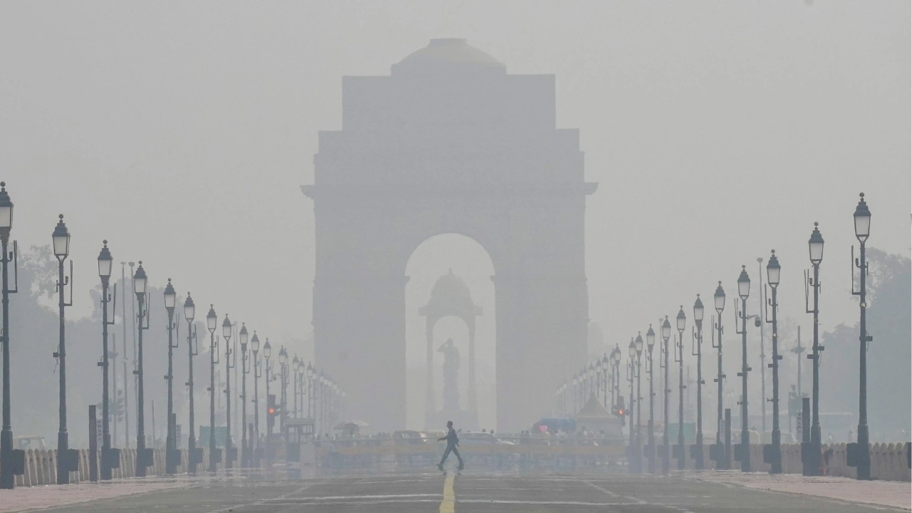 दिल्ली-NCR में प्रदूषण की मार, AQI 450 के पार, सांस लेना हुआ मुश्किल