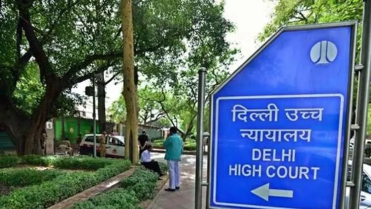 स्कूल में छात्राओं के कपड़े उतरवाकर तलाशी का मामला, HC ने किया पुलिस कमिश्नर को तलब