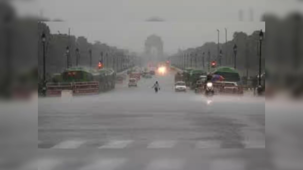 Delhi Weather Today: दिल्ली-NCR में ठंड बढ़ने के संकेत, कोहरा और धुंध से विजिबिलिटी कम