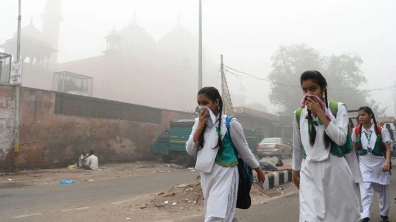 घने कोहरे की मार से जनजीवन प्रभावित, दिल्ली में 1000 के पार हुआ AQI