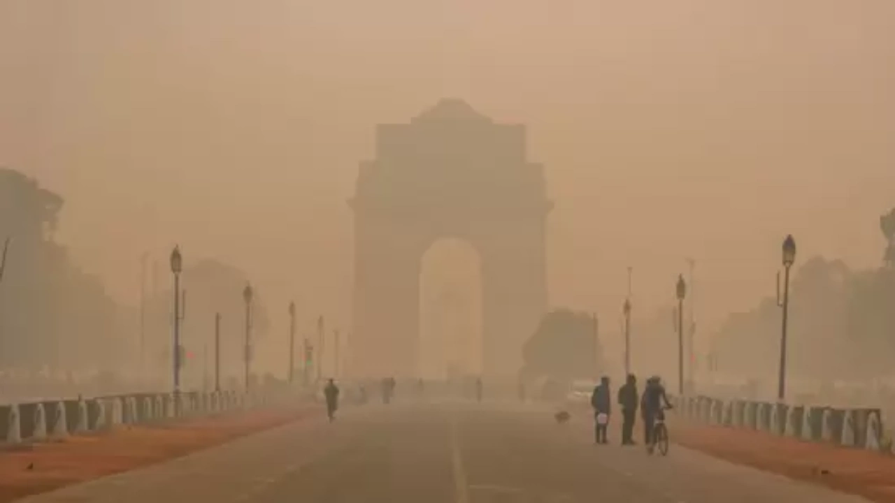 दिल्लीवालों को मिली प्रदूषण से राहत, AQI आया नीचे, लेकिन अब ठंड …