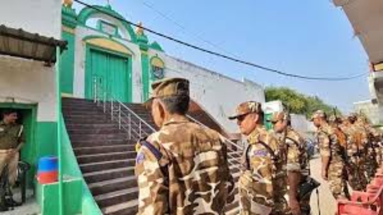 Sambhal Jama Masjid: जामा मस्जिद में मंदिर होने की बात से मची हलचल, पुलिस और RRF  शहर में अलर्ट