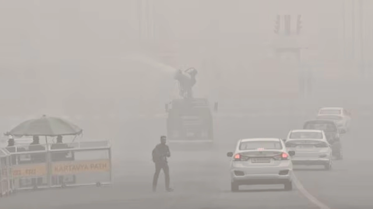 Delhi Pollution News: दिल्ली में प्रदूषण का कहर बरकरार, कई इलाकों में हवा की गुणवत्ता अभी भी जहरीली, जानें कहां कितना है AQI