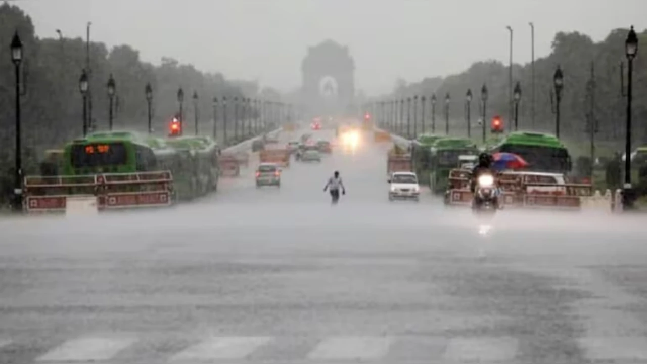 Delhi Weather Today: दिल्ली में बढ़ी ठंड और कोहरे की वापसी, मौसम वैज्ञानिकों ने जारी की चेतावनी