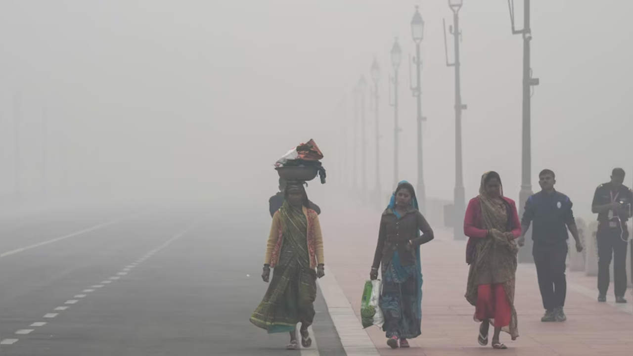 Delhi Pollution News: दिल्ली की जहरीली हवा का कहर जारी , गंभीर स्तर पर पहुंचा AQI