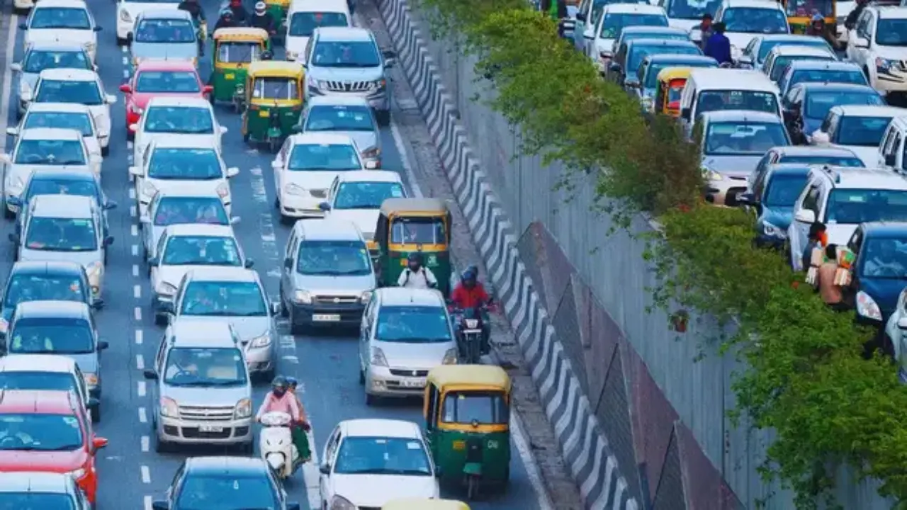 Delhi Traffic Advisory News: दिल्ली में आज संविधान दिवस पर निकलेगी पदयात्रा, जानें किन रास्तों से बचें