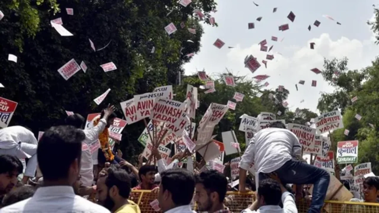 DUSU Election Result: आज आएगा डीयू छात्रसंघ चुनाव परिणाम, ABVP-NSUI में कड़ी टक्कर, मतगणना स्थल पर सख्त निगरानी