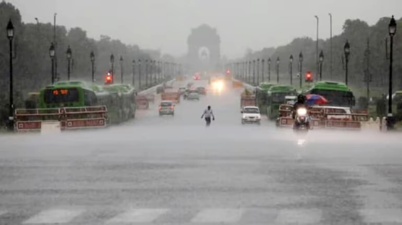 Delhi Weather Update: दिल्ली में कड़ाके की ठंड की दस्तक, कोहरे और खराब हवा से बढ़ेंगी मुश्किलें