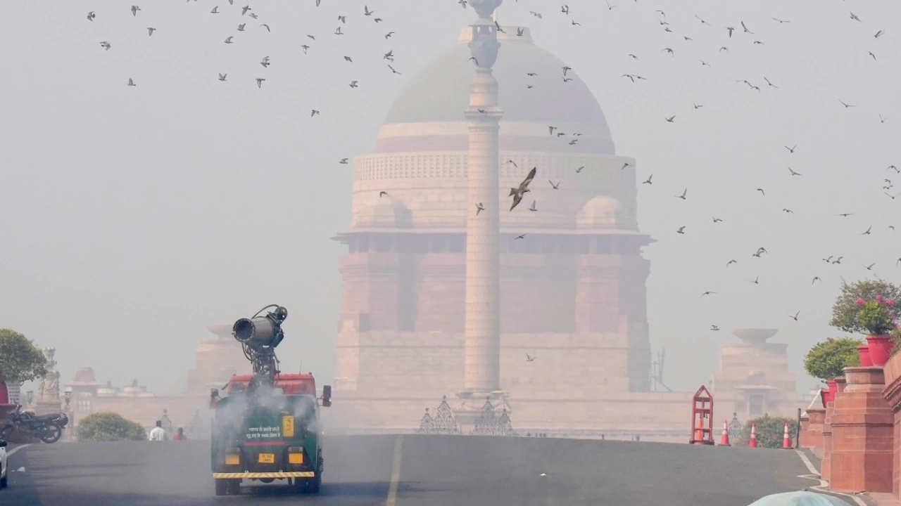 Delhi Pollution News: दिल्ली में कल के मुकाबले फिर बढ़ा प्रदूषण, गंभीर से ‘बहुत खराब’ श्रेणी में पहुंचा AQI