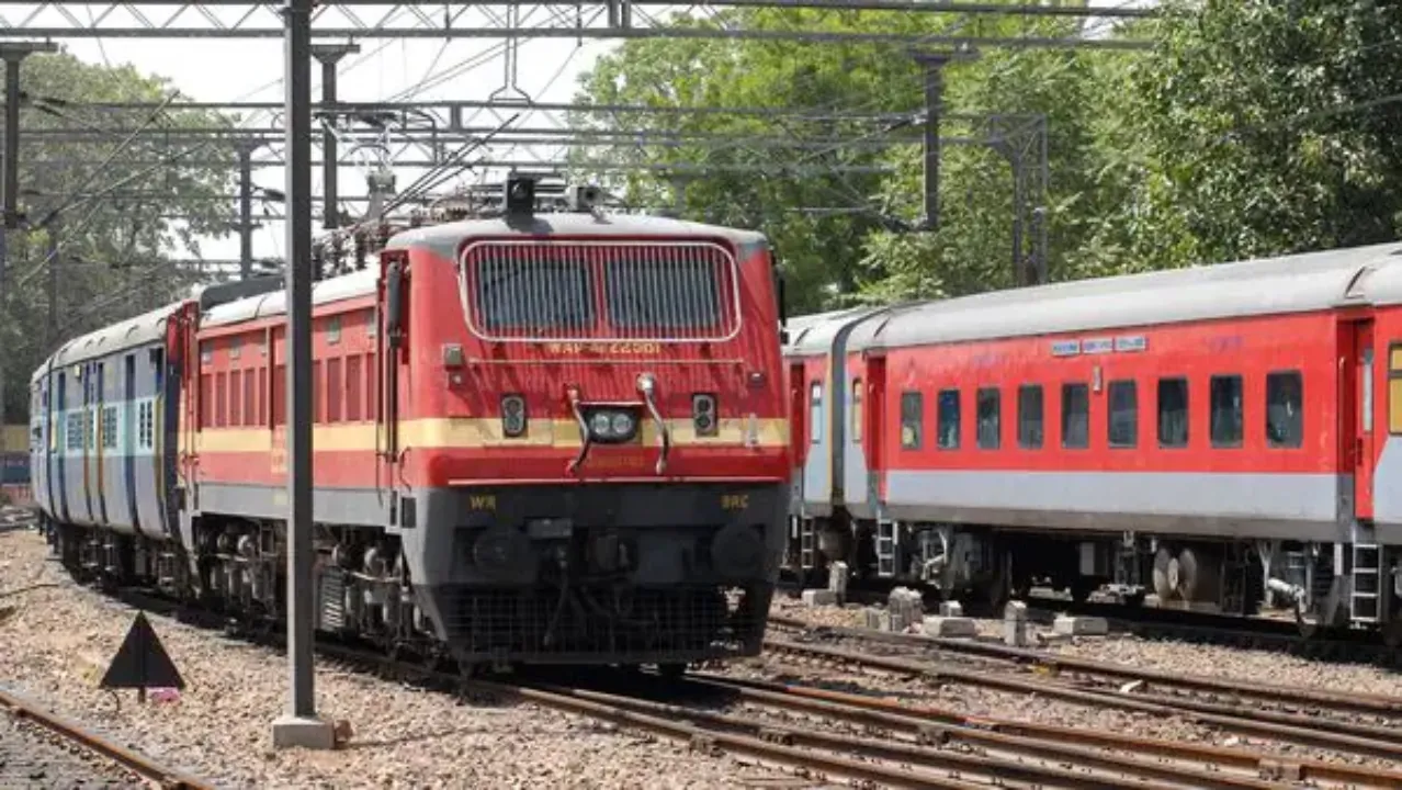 Chhath Puja Special Train: दिल्ली से बिहार जाने वाले यात्रियों के लिए राहत, 17 स्पेशल ट्रेनें आज से रवाना