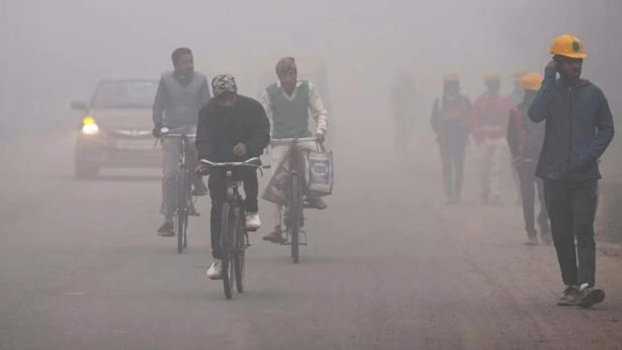 Delhi Weather News: दिल्ली की हवा बेहद खराब, सीजन की सबसे ठंडी सुबह दर्ज