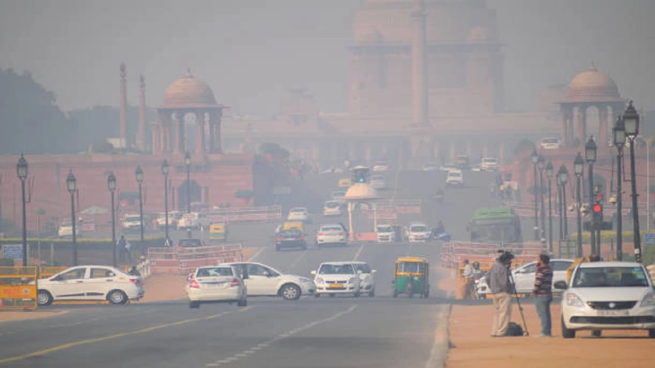 Delhi Air Pollution: स्मॉग की चादर में लिपती दिल्ली, बढ़ती जहरीली हवा से सांसों पर मंडराया संकट