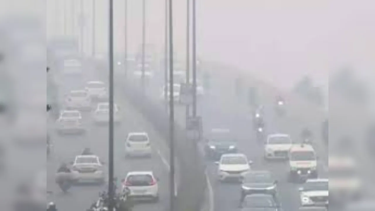 Delhi Weather Update: दिल्ली में सर्दी ने दी दस्तक, प्रदूषण का कहर अभी भी जारी