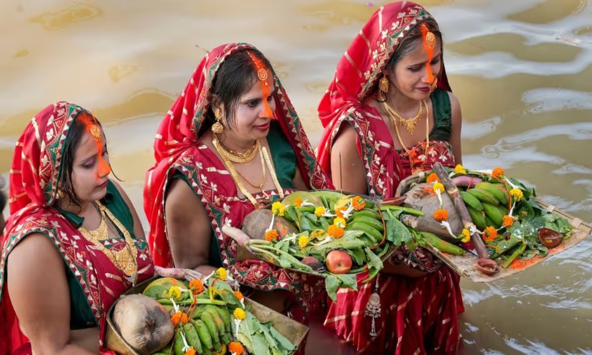 Delhi Chhath Puja: यमुना घाट पर छठ पूजा की तैयारियां शुरू, श्रद्धालु एलजी से प्रतिबंध हटाने की कर रहे मांग