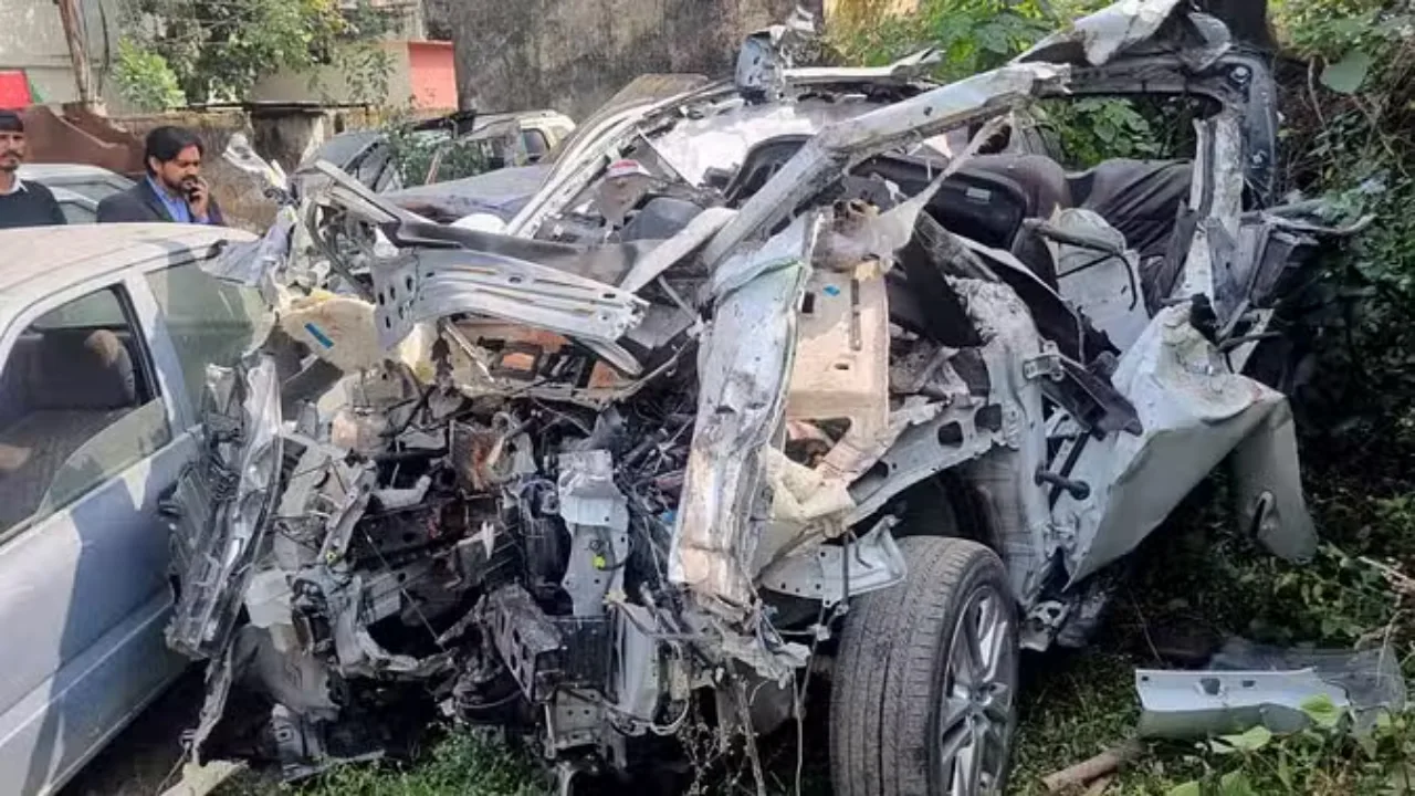 Dehradun Accident: 150 की रफ्तार से चल रही थी कार, सनरूफ से बाहर निकले थे लड़का और लड़की, फिर जो हुआ…