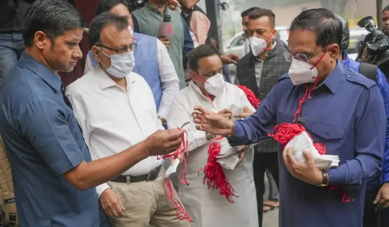 Delhi Air Pollution: दिल्ली में बढ़ते प्रदूषण के बीच BJP ने बांटे मास्क, AAP पर जमकर बोला हमला