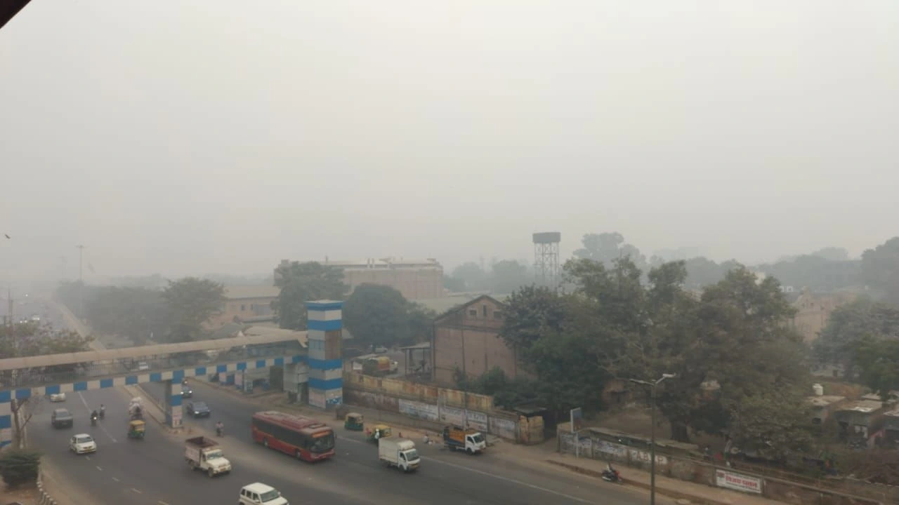 गंभीर स्तर पर पहुंची दिल्ली की हवा, कई जगहों पर AQI ने पार किया 500 का आकड़ा, प्रदुषण को देखते हुए स्कूल बंद