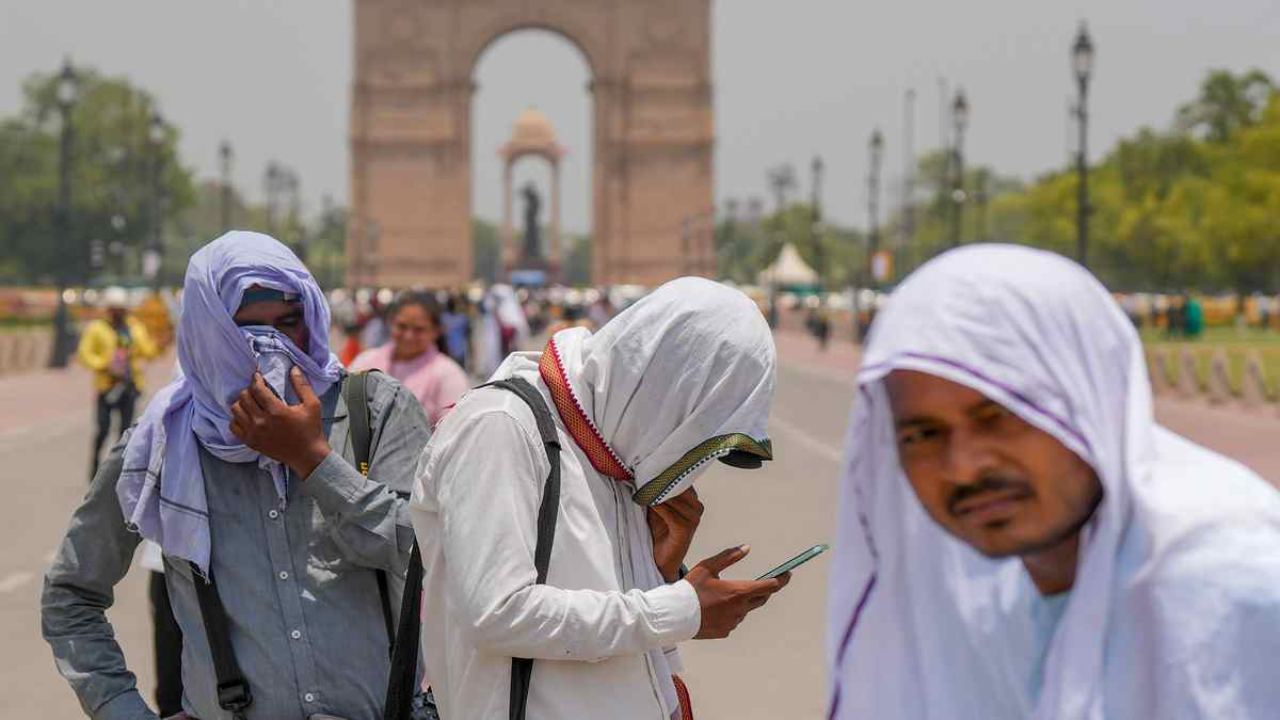 Delhi Weather Update: नवंबर में गर्मी का असर जारी, सर्दी अब भी गायब, जानें बदलते मौसम का हाल…