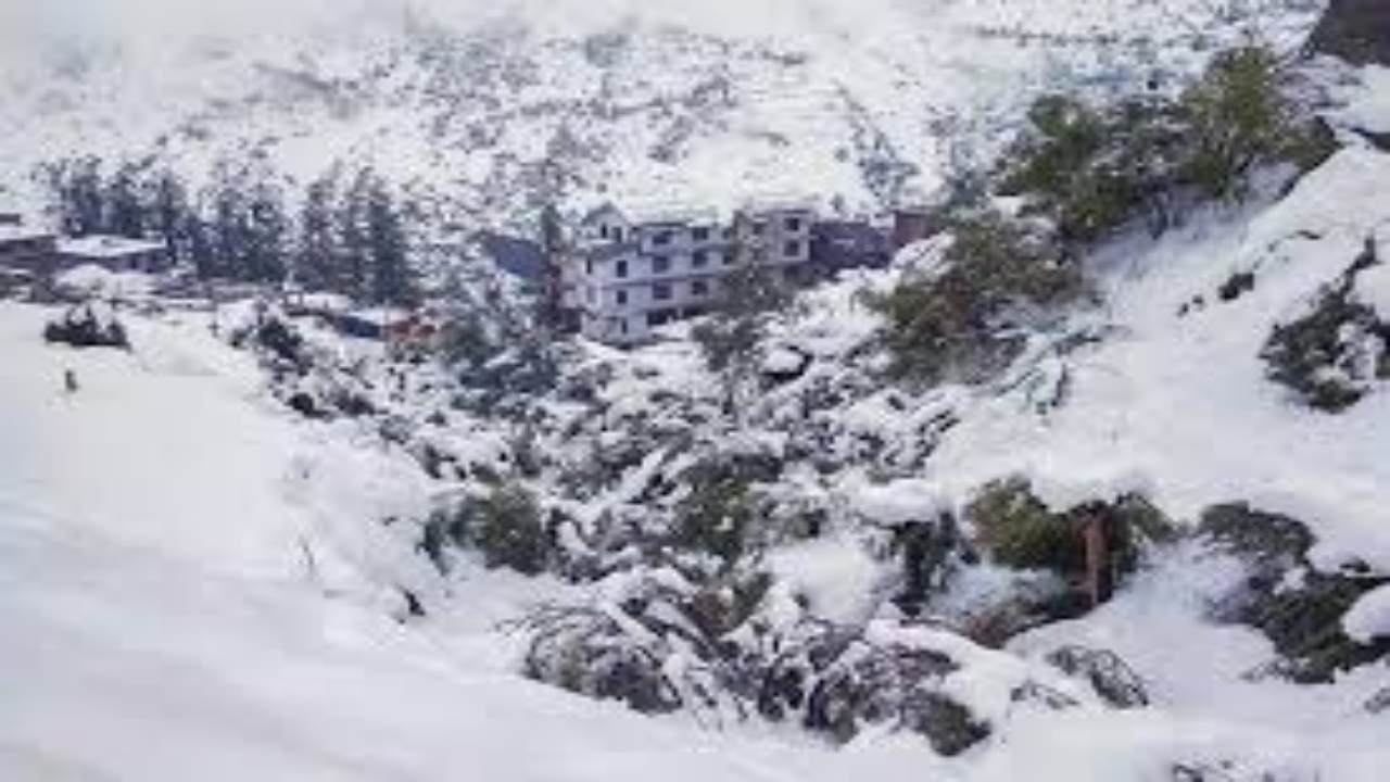 Himachal Weather Update: पहाड़ों पर बर्फबारी ने बधाई ठंडक, जाने मौसम का पूरा मिजाज