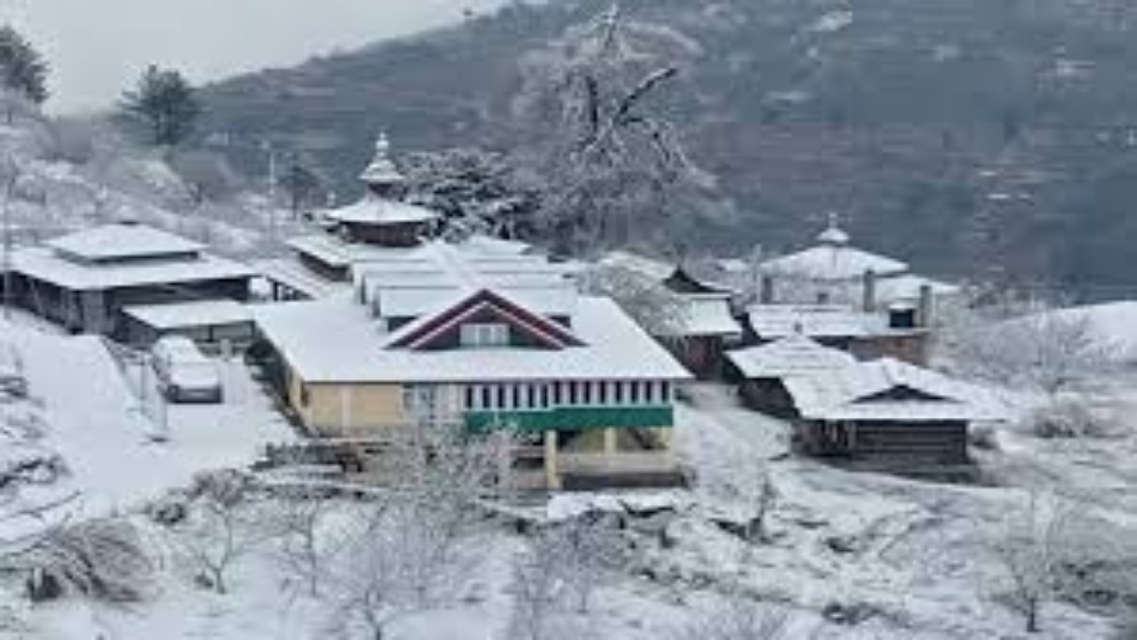 Himachal Weather Update: लंबे समय का इन्तजार हुआ खत्म, सीजन की पहली बर्फबारी से सूखे की समस्या हुई खत्म