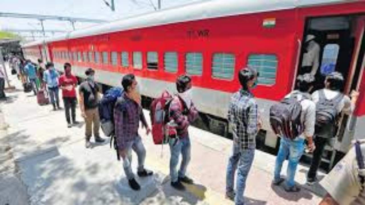 Indian Railway: रेलवे ने दी यात्रियों को स्पेशल ट्रेन की सौगात, रीवा से इंदौर के बीच लगाएगी फेरे