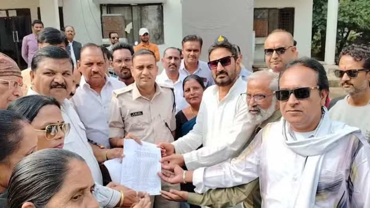 Misbehavior With Police: भारतीय जनता युवा मोर्चा के पदाधिकारियों ने पुलिस के साथ की अभद्रता, कांग्रेस ने ज्ञापन सौंपा