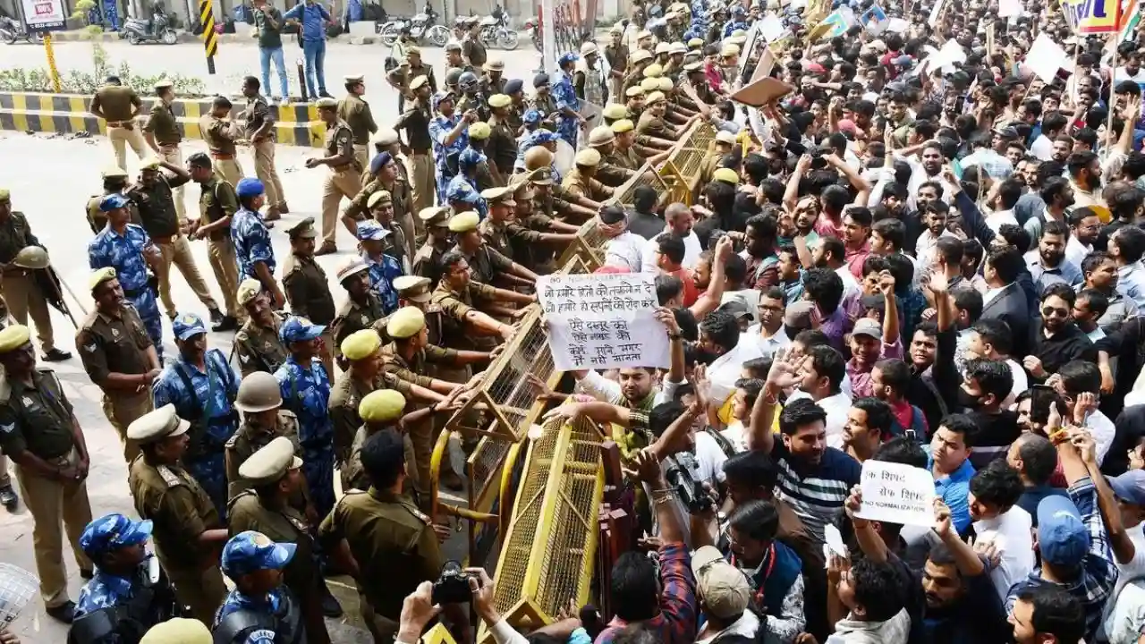 प्रयागराज में छात्रों के सामने झुकी योगी सरकार, RO-ARO की परीक्षा स्थगित, जानिए अब कितने शिफ्ट में होगा पेपर